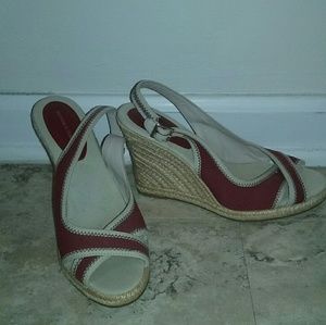 Like new Banana Republic brand tan red wedges